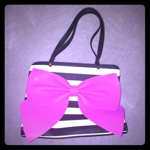 Get ready for spring with a Fun, Flirty purse !!